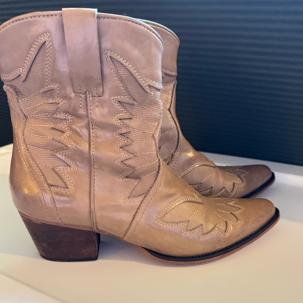Size 10 used a few times very cute boots